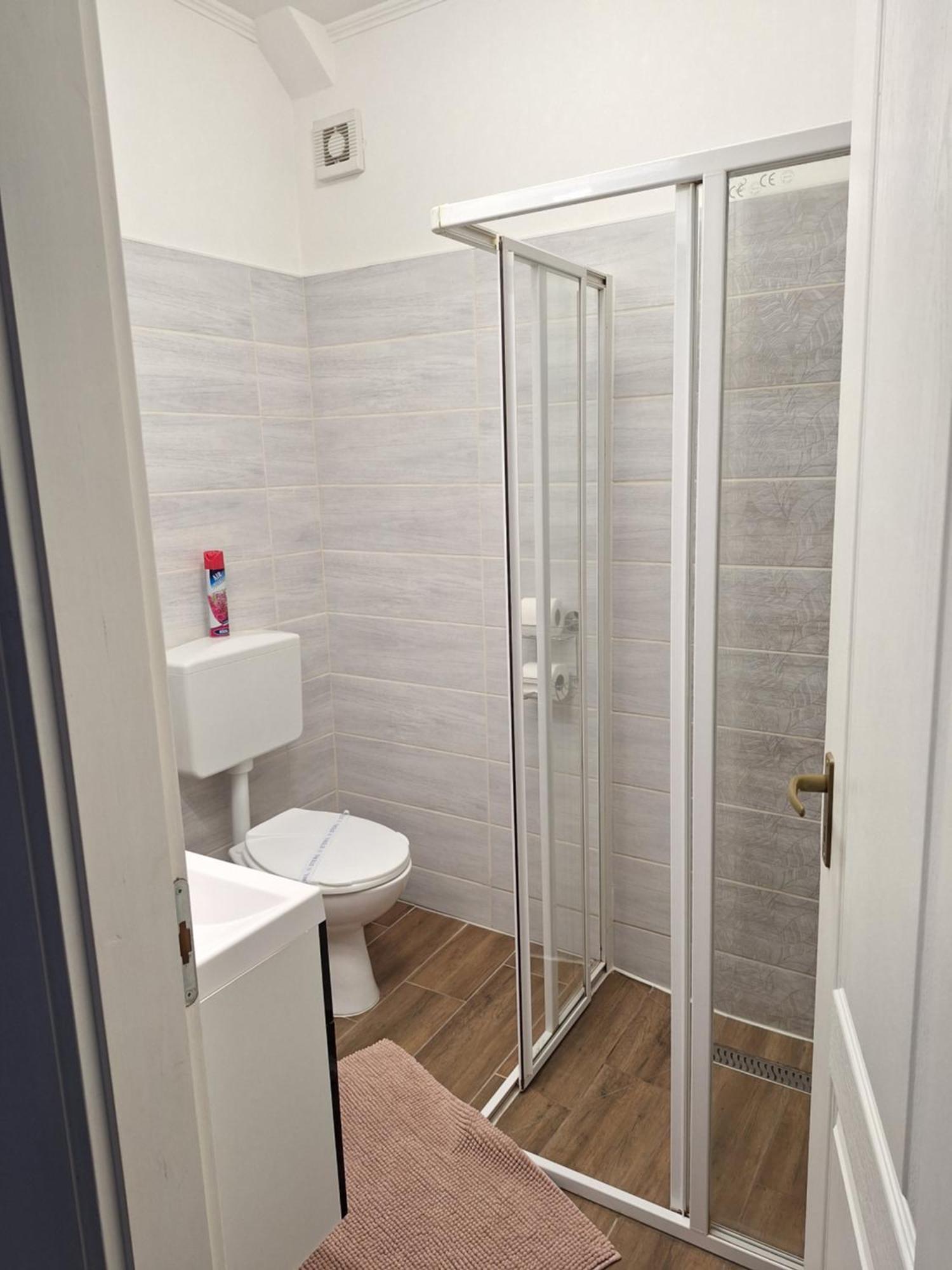Varfal Apartman 埃格尔 外观 照片