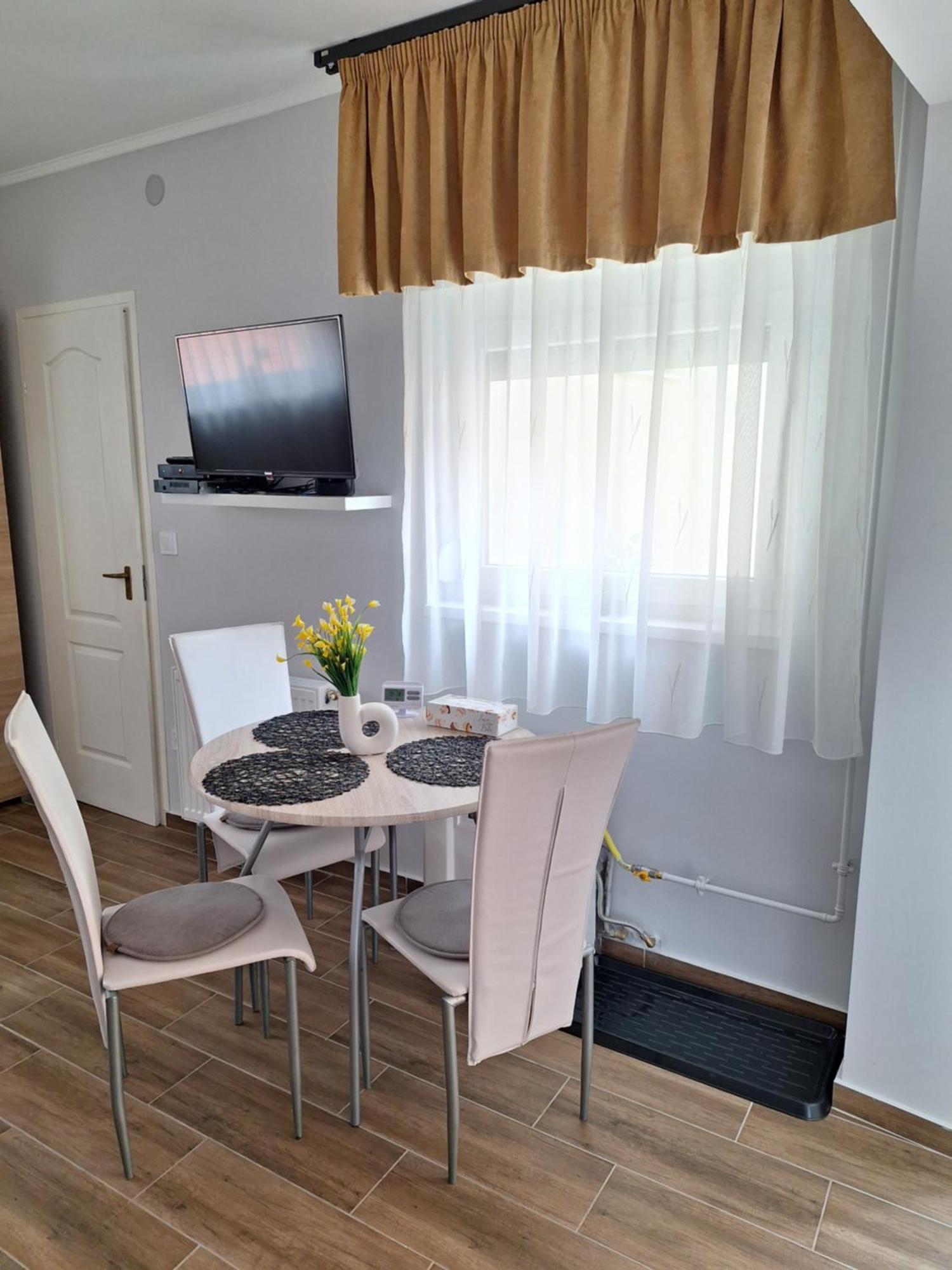 Varfal Apartman 埃格尔 外观 照片